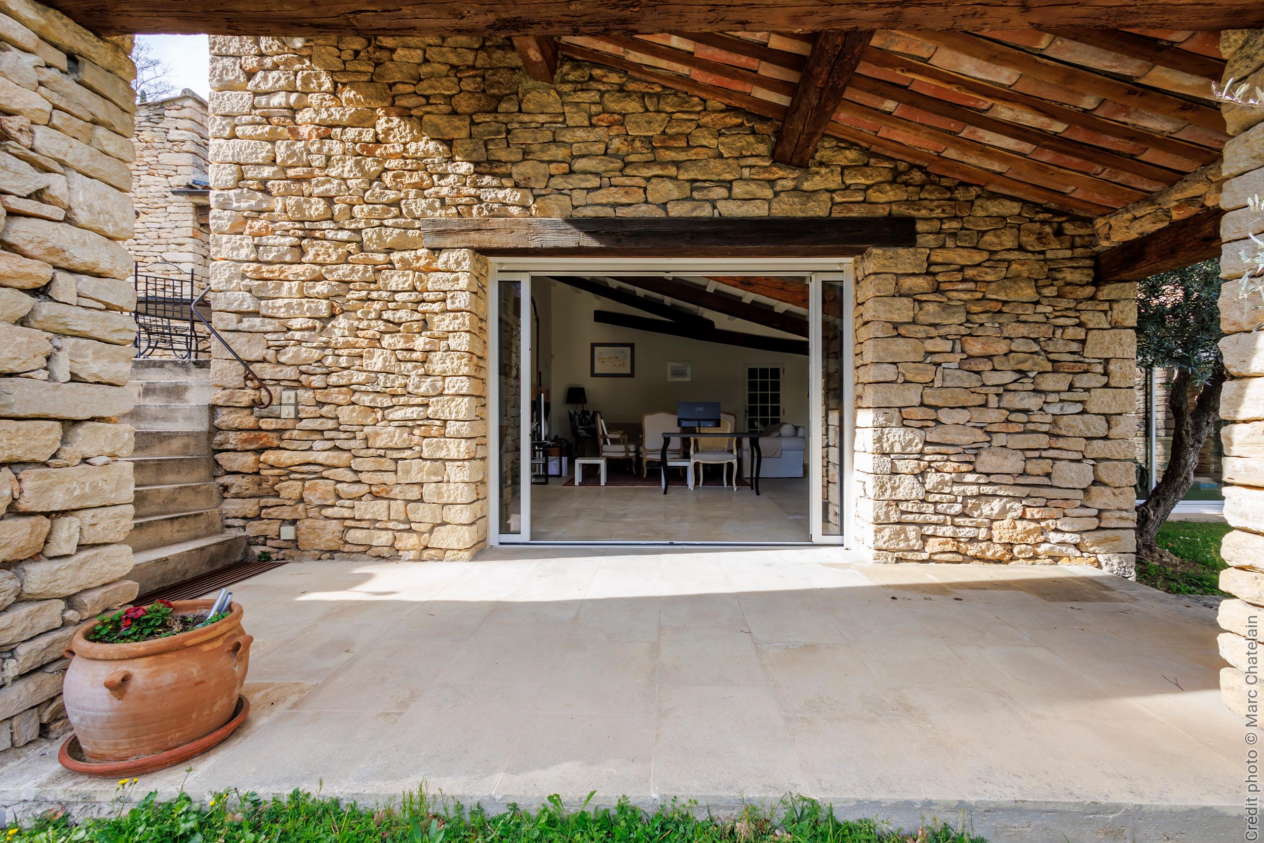 baie vitree galandage aluminium blanc terrasse pierre