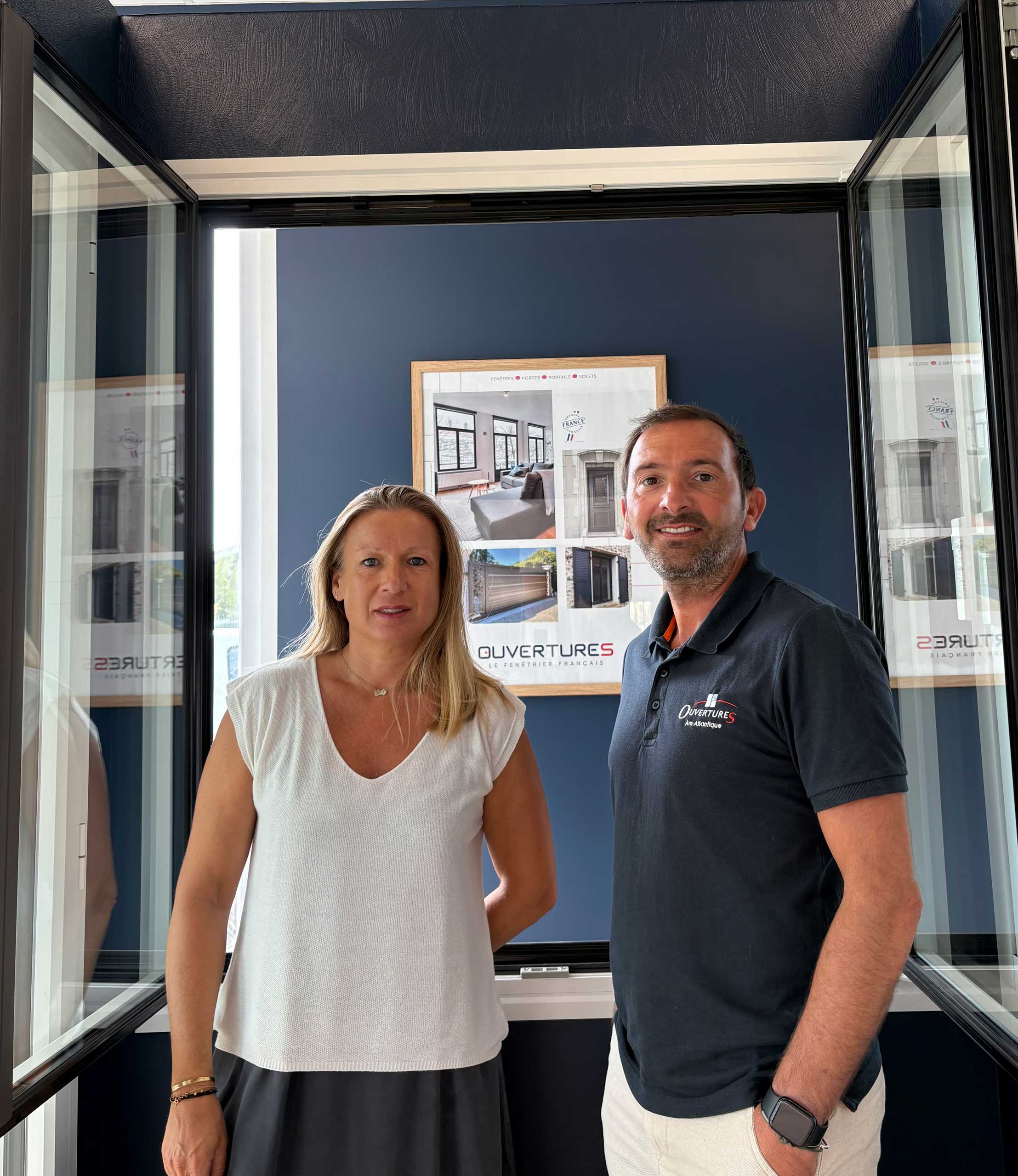 L'équipe AM Atlantique, menuisier-poseur OuvertureS, dans le showroom de Saint-Jean-d'Illac devant une fenêtre aluminium