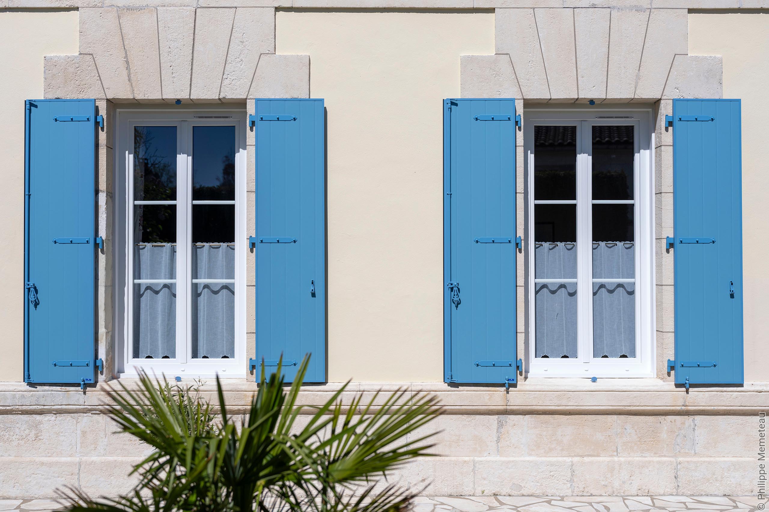 fenetre pvc blanche petits bois volets bleus