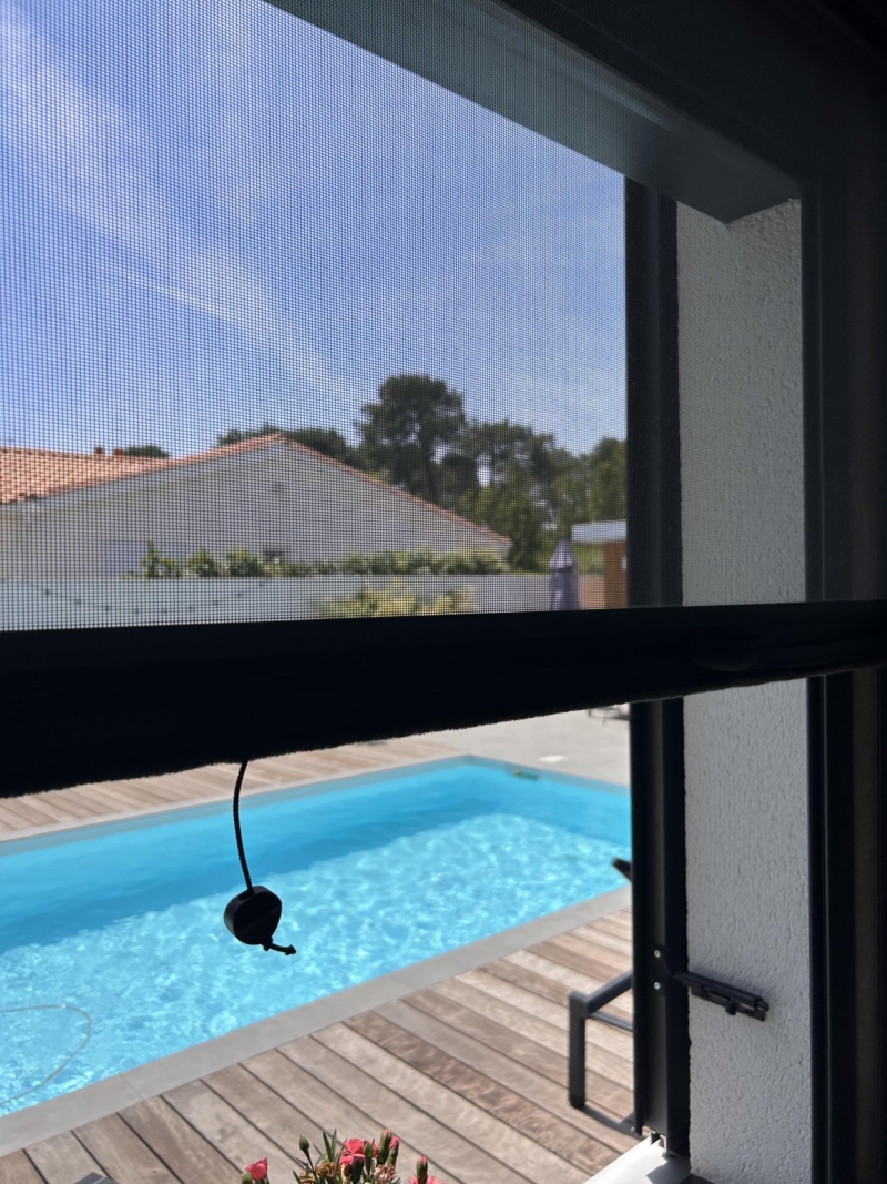 moustiquaire baie vitree vue piscine