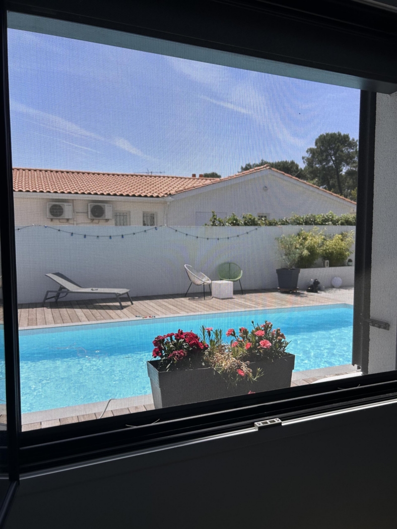 moustiquaire fenetre vue piscine