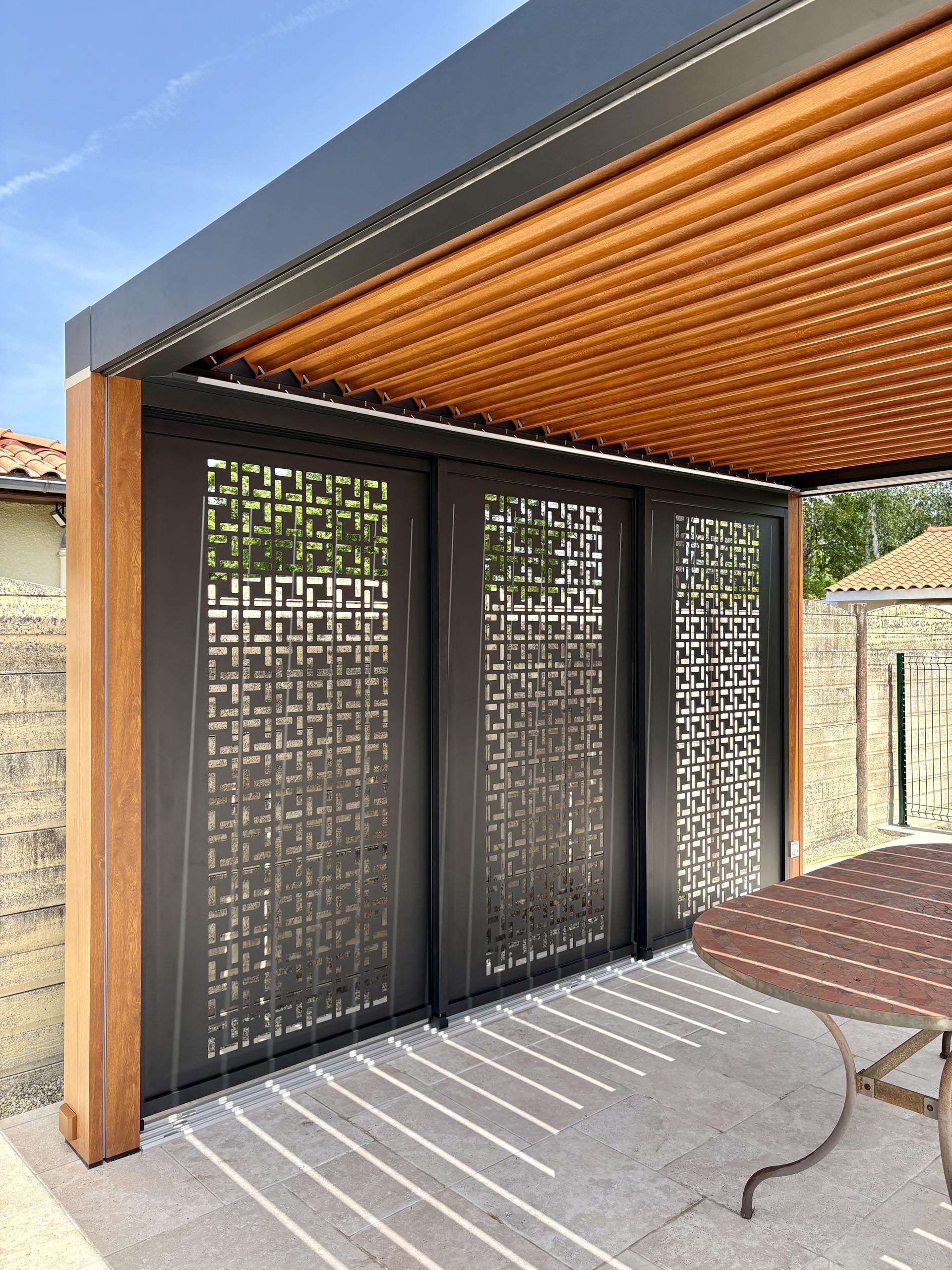 pergola bioclimatique bois lames claustra decoratif