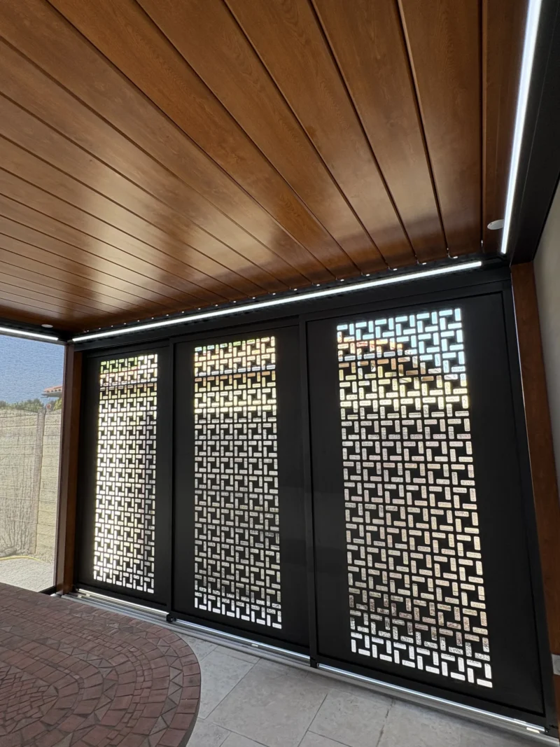 Panneaux décoratifs ajourés et plafond à lames, mis en valeur par l'éclairage LED