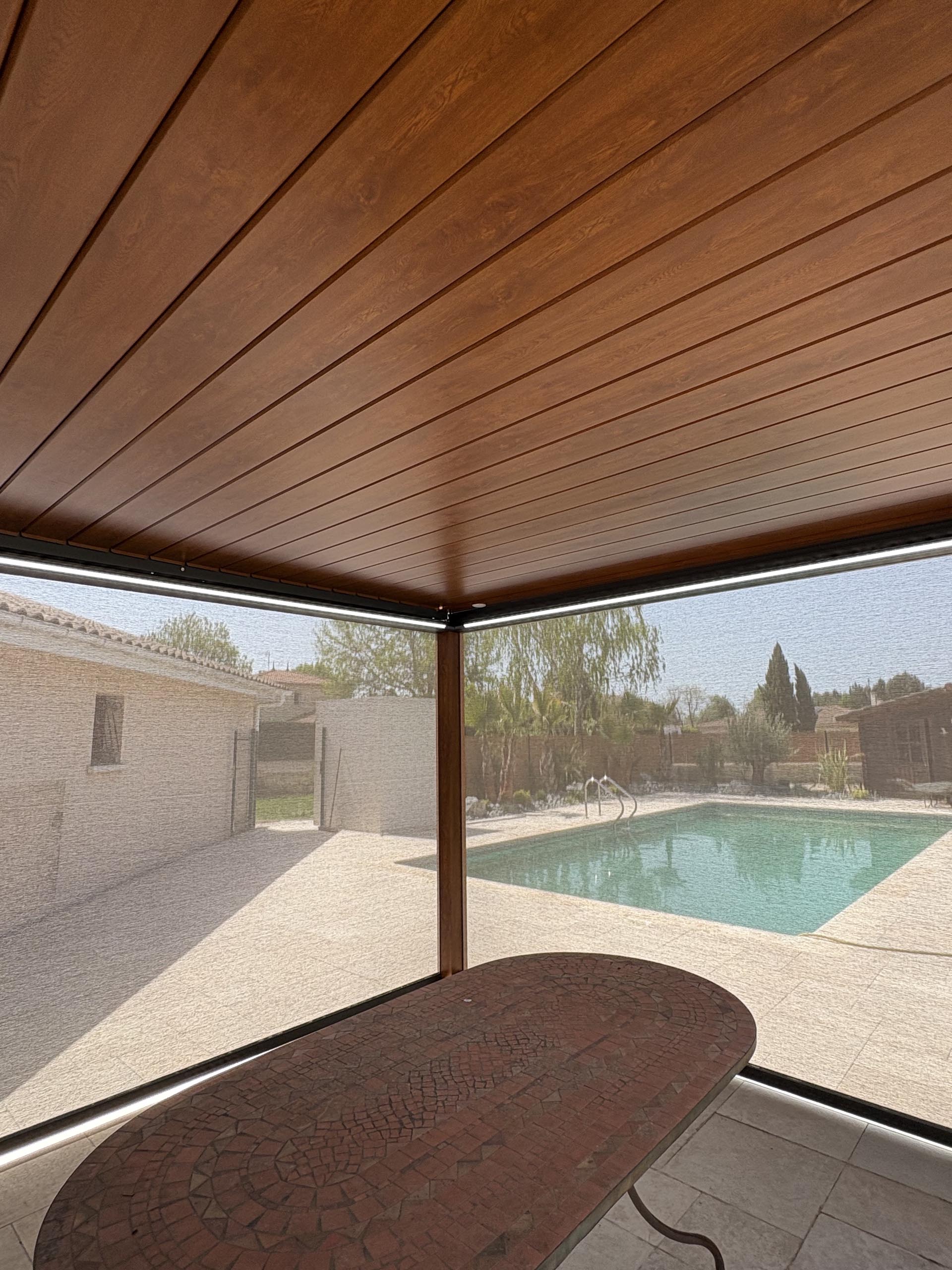 pergola bioclimatique sous face aspect bois piscine