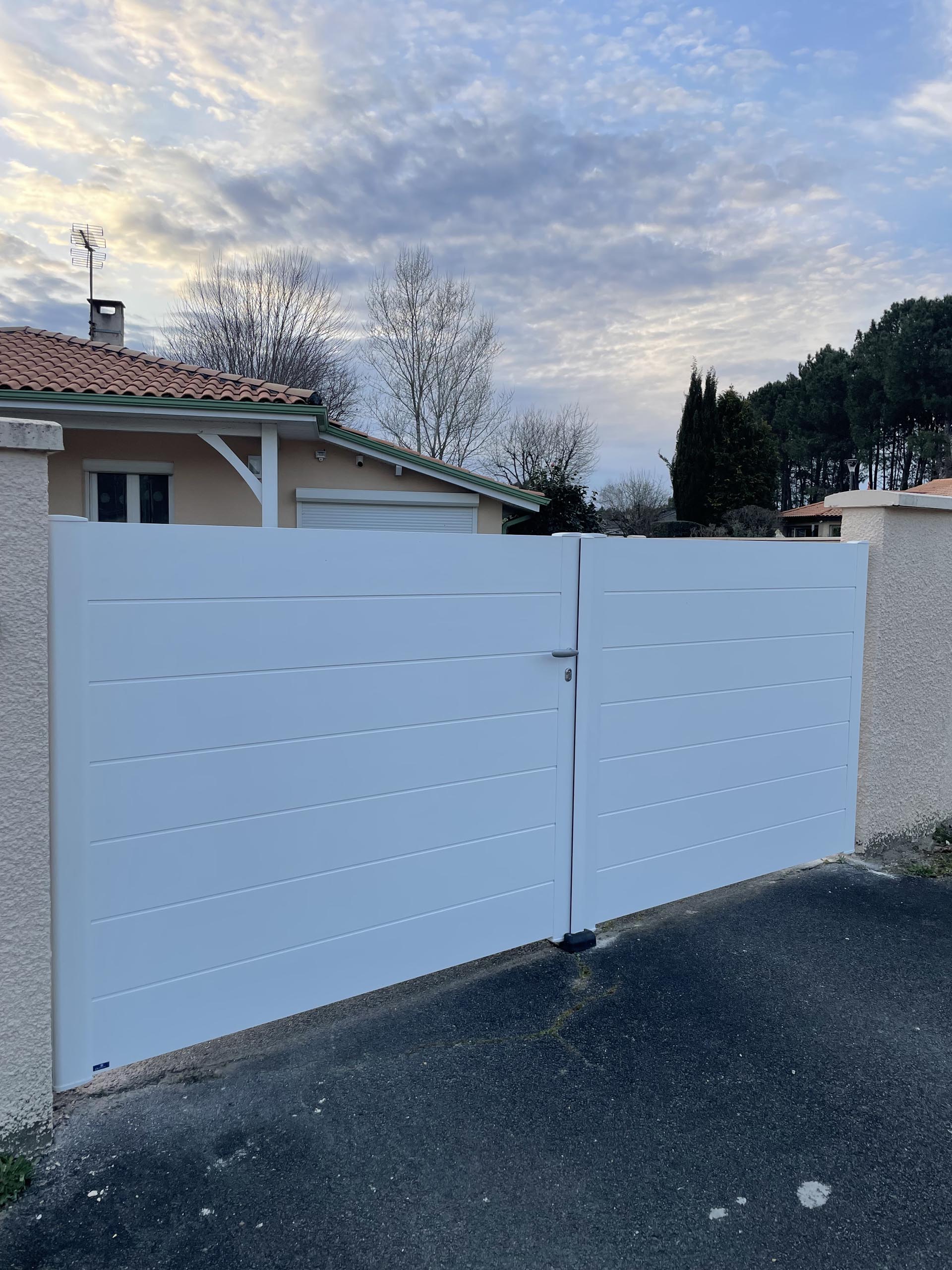 portail battant aluminium blanc lames