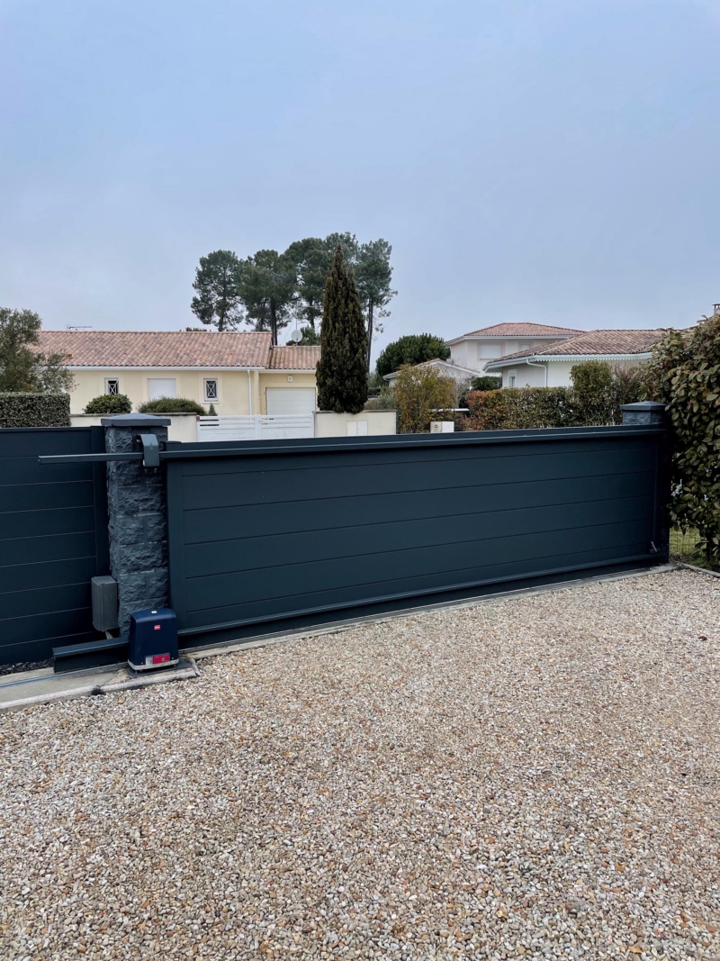 portail coulissant aluminium anthracite motorise