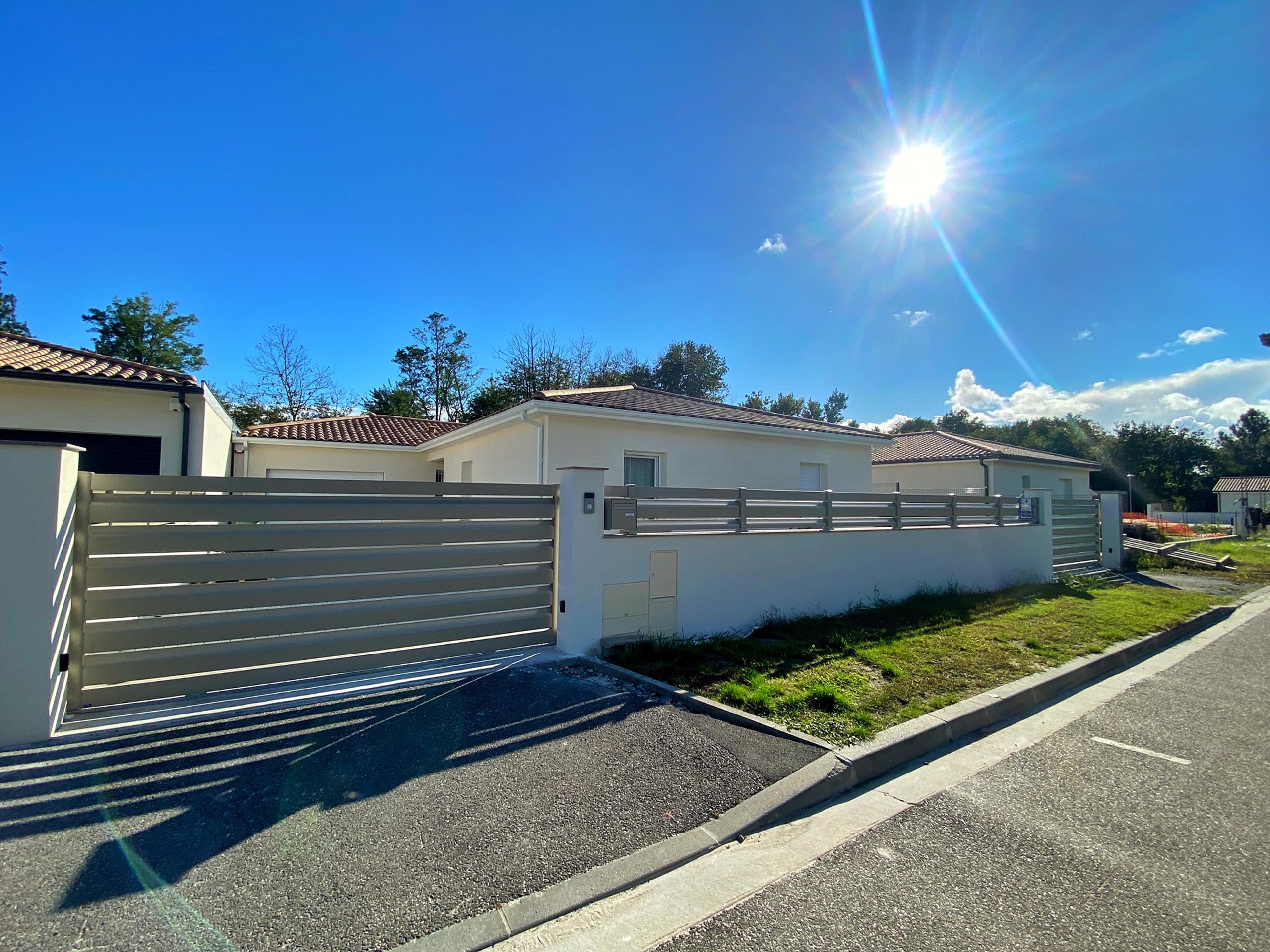 portail coulissant aluminium gris clair ajoure