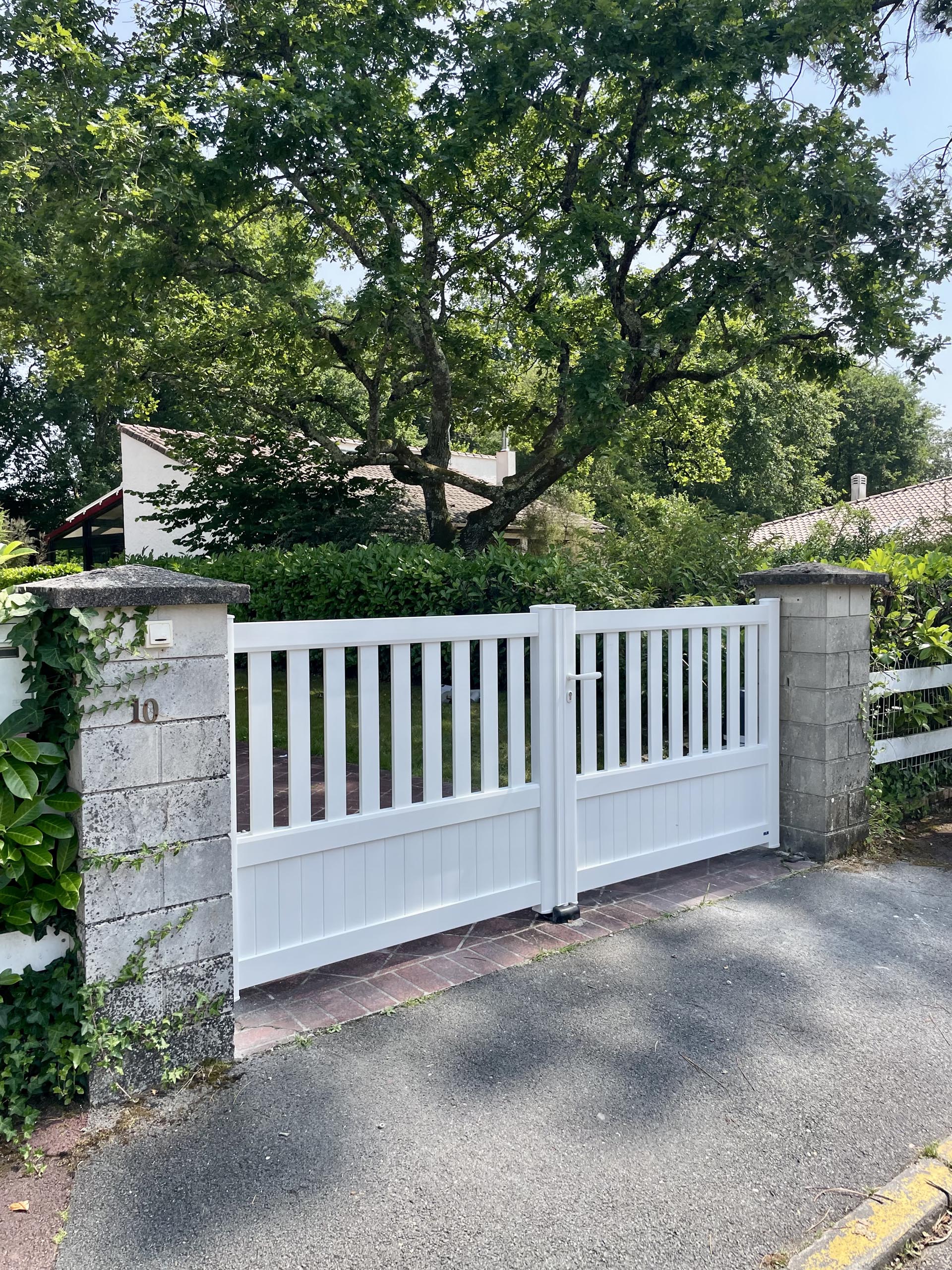 portail coulissant pvc blanc semi ajoure