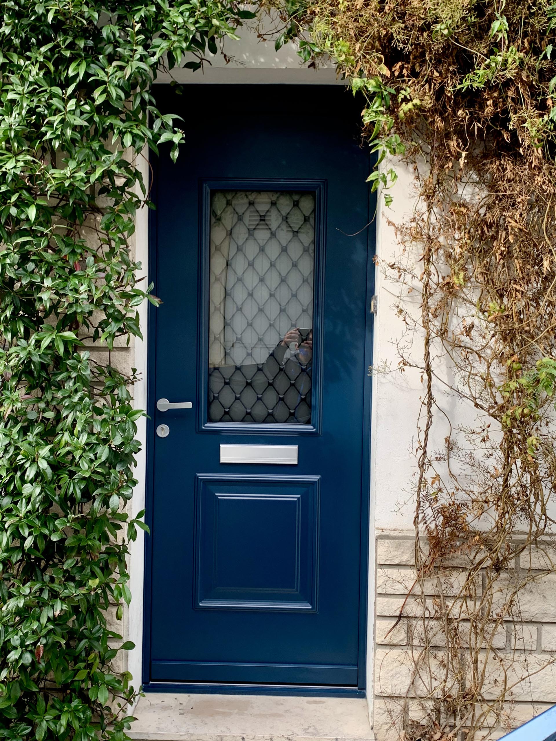 porte entree bleu vitrage grille decorative
