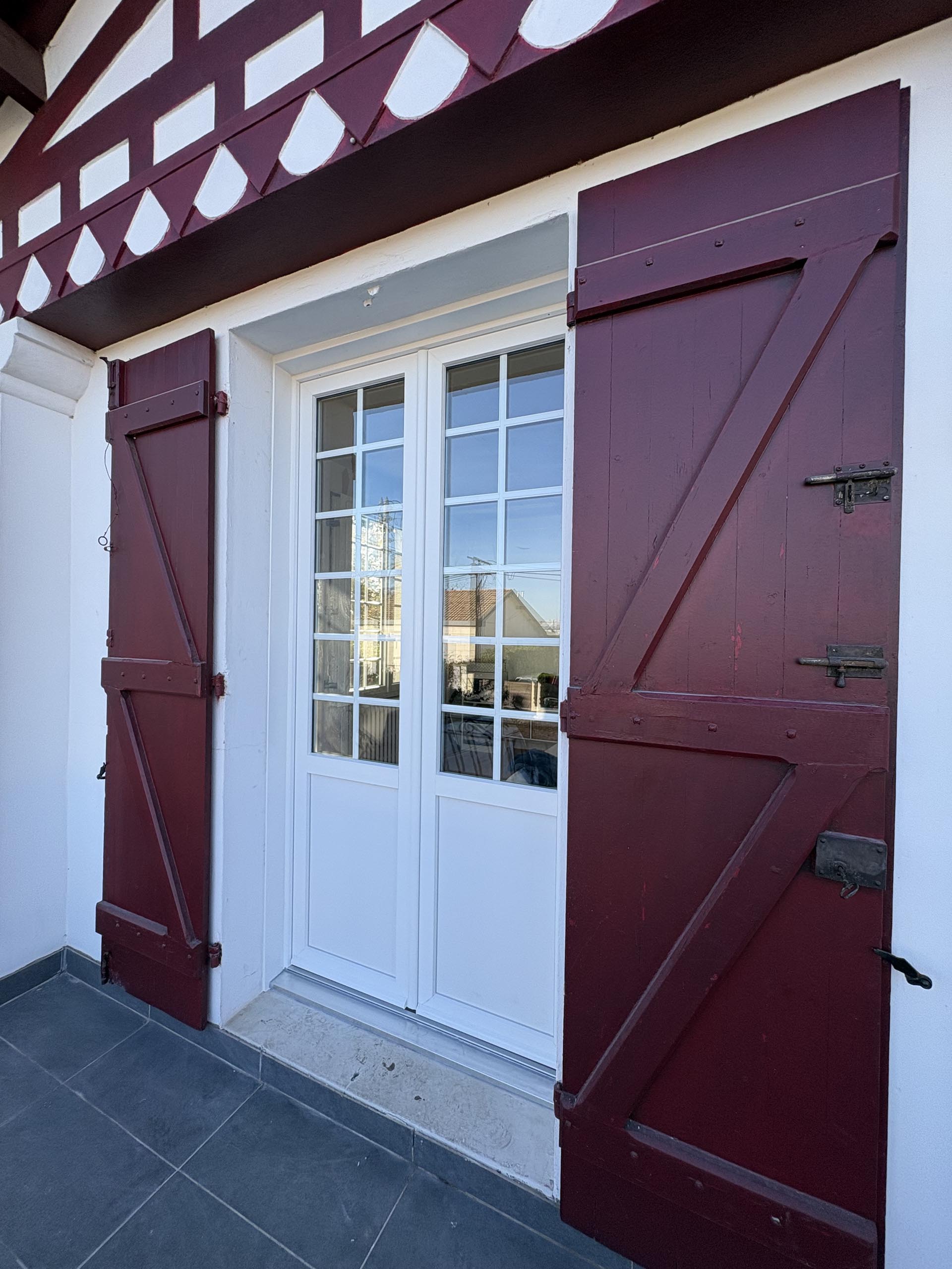 porte fenetre pvc blanche petits bois volets bois bordeaux