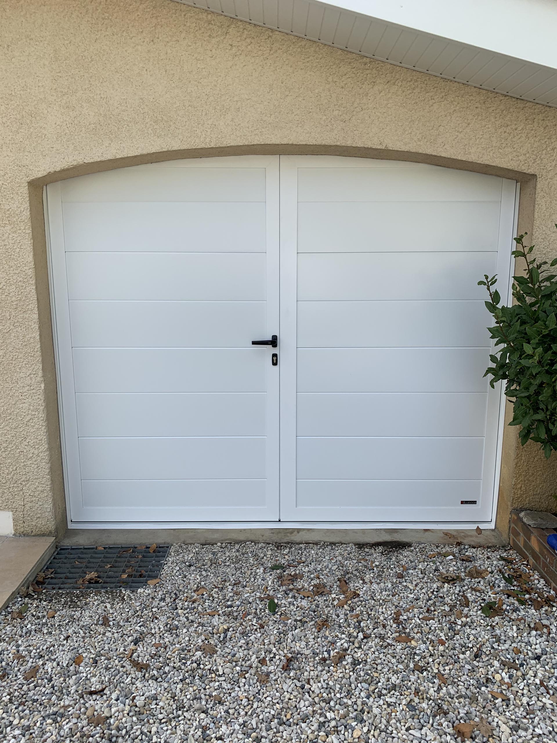 porte garage battante blanche cintree
