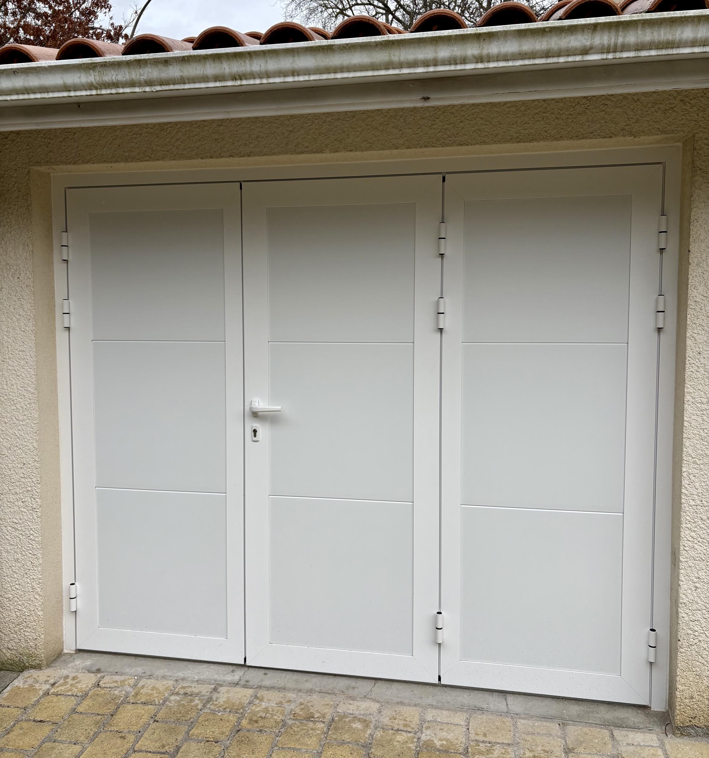 porte garage battante blanche trois vantaux