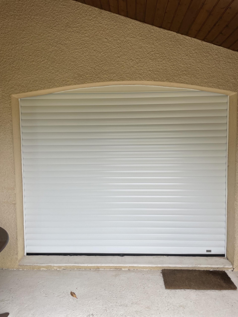 porte garage enroulable blanche cintree