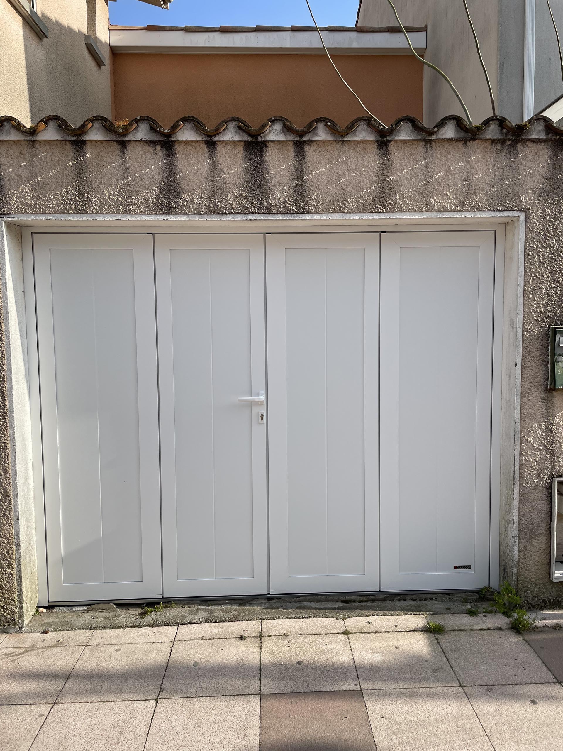 porte garage pliante blanche quatre vantaux
