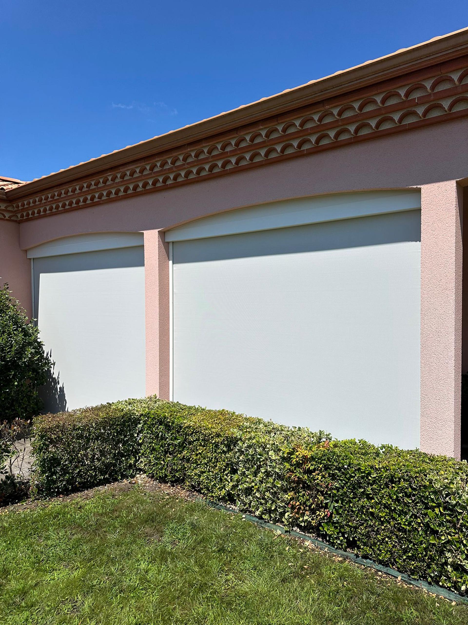 store screen vertical blanc facade