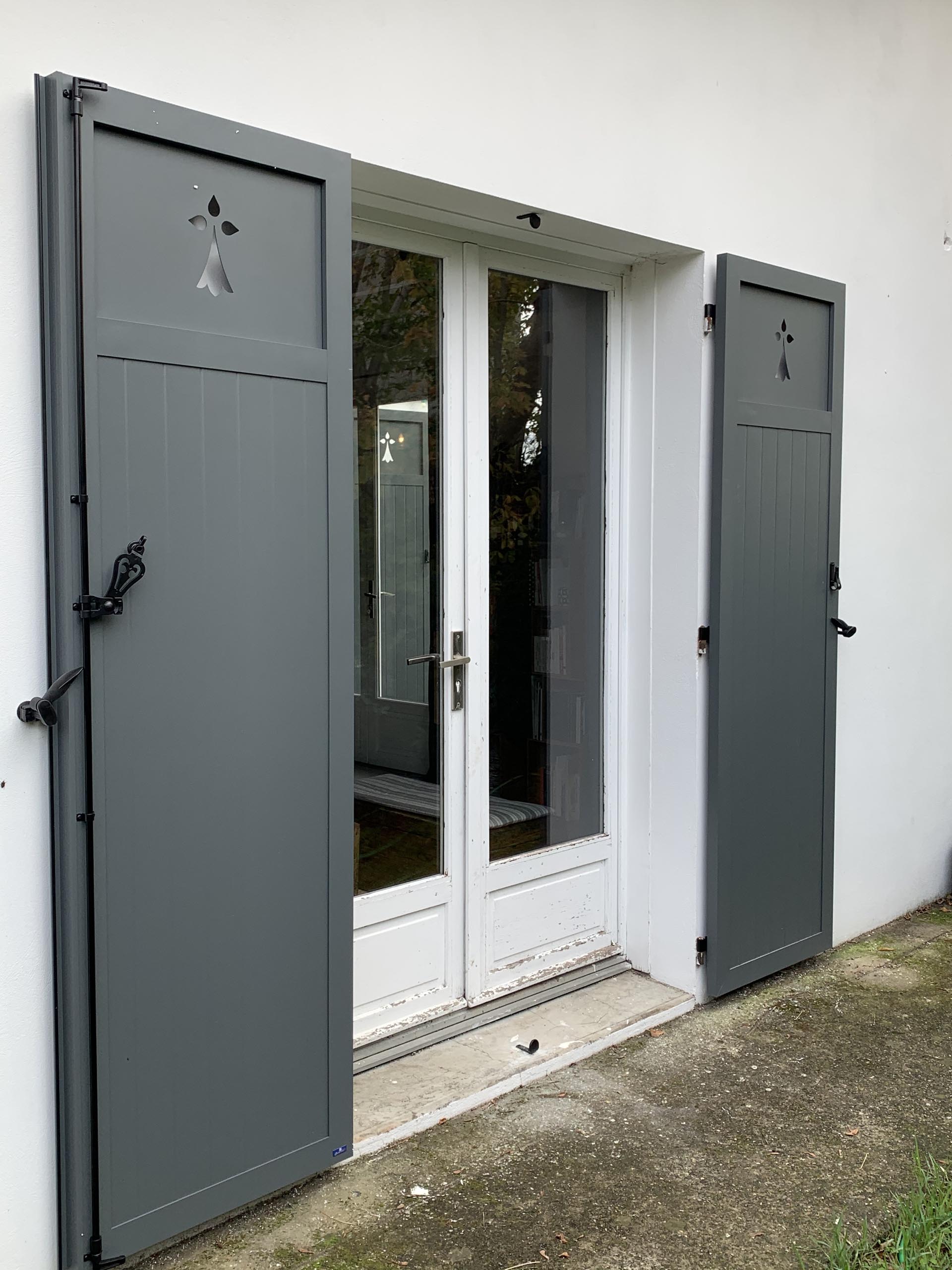 volet battant aluminium gris decoupe decorative porte fenetre
