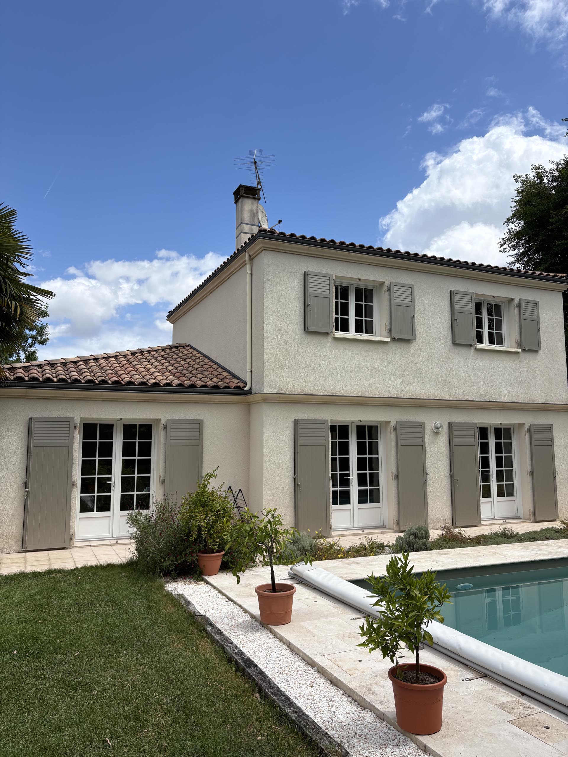 volet battant taupe maison etage piscine