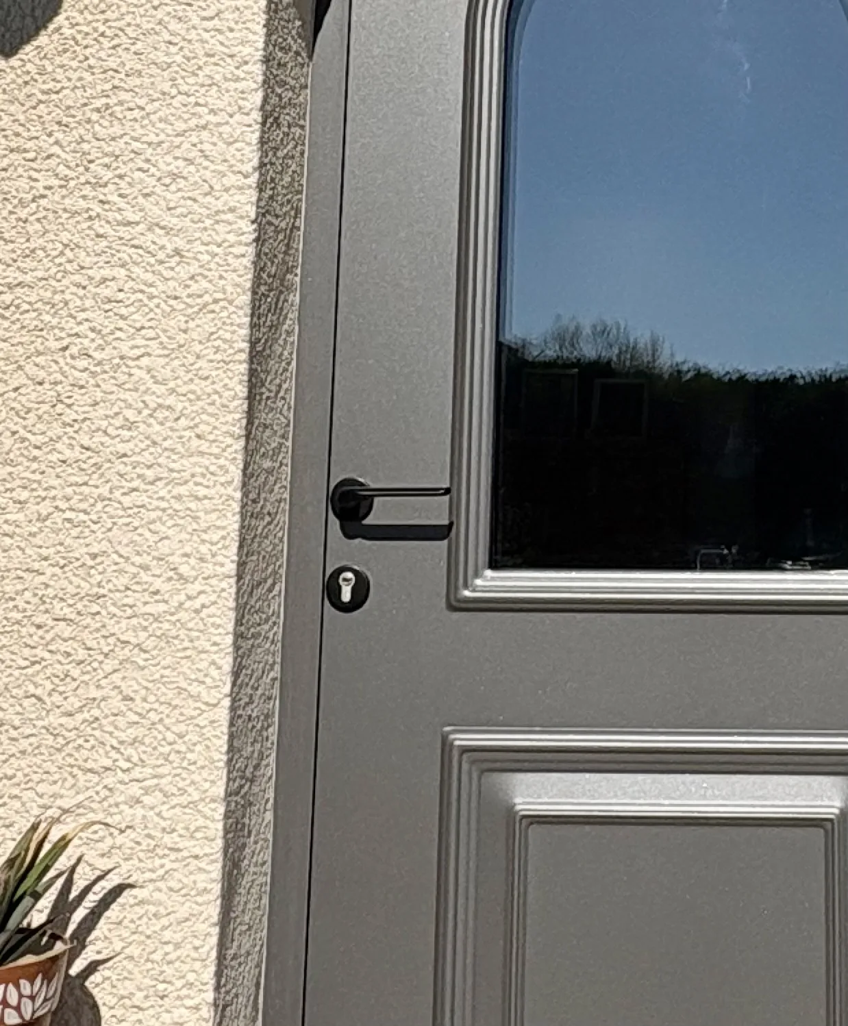 Détail de la poignée et du barillet sur la porte d'entrée aluminium gris sablé