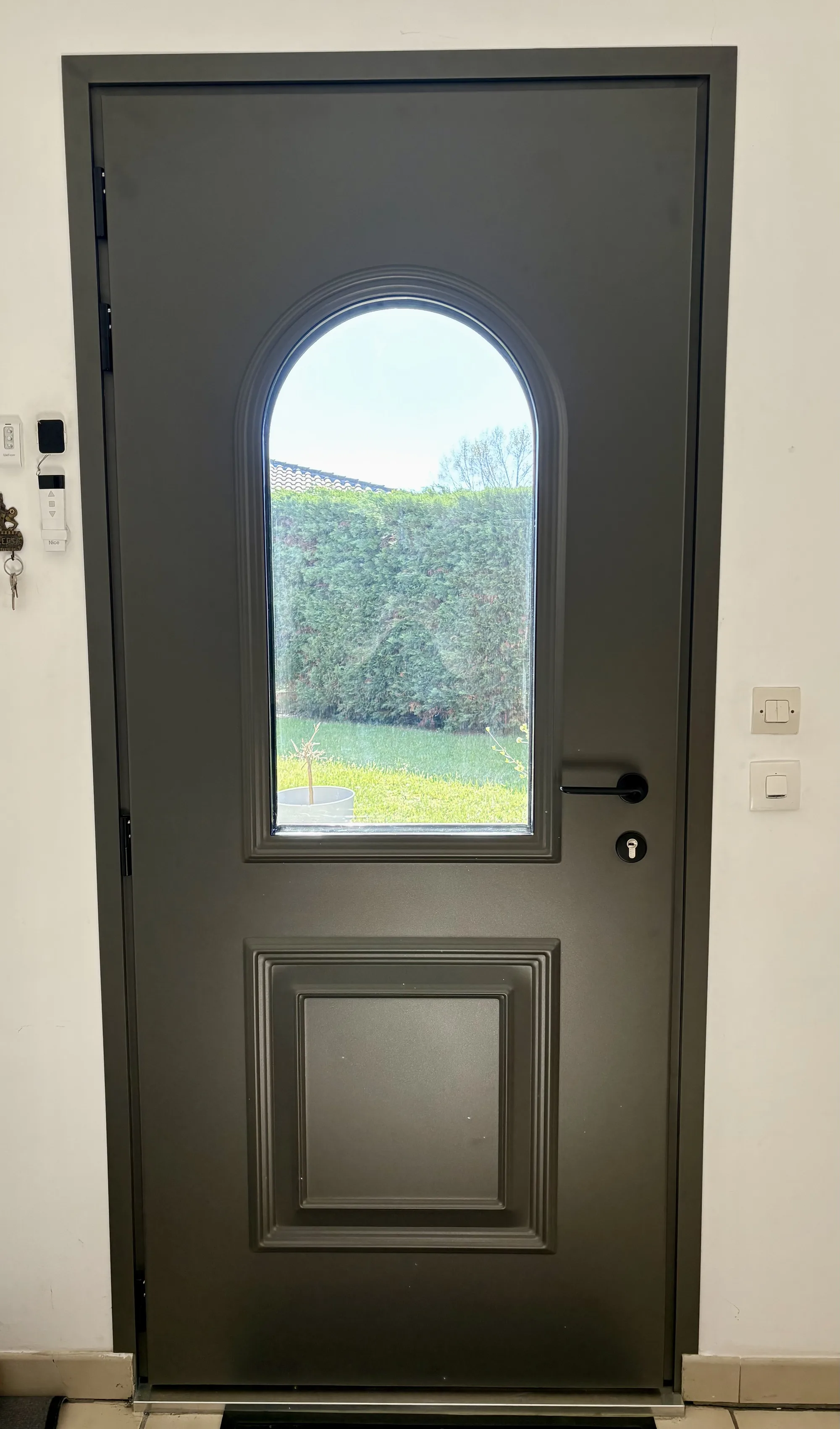 Porte de service assortie, finition gris sablé, avec oculus ovale