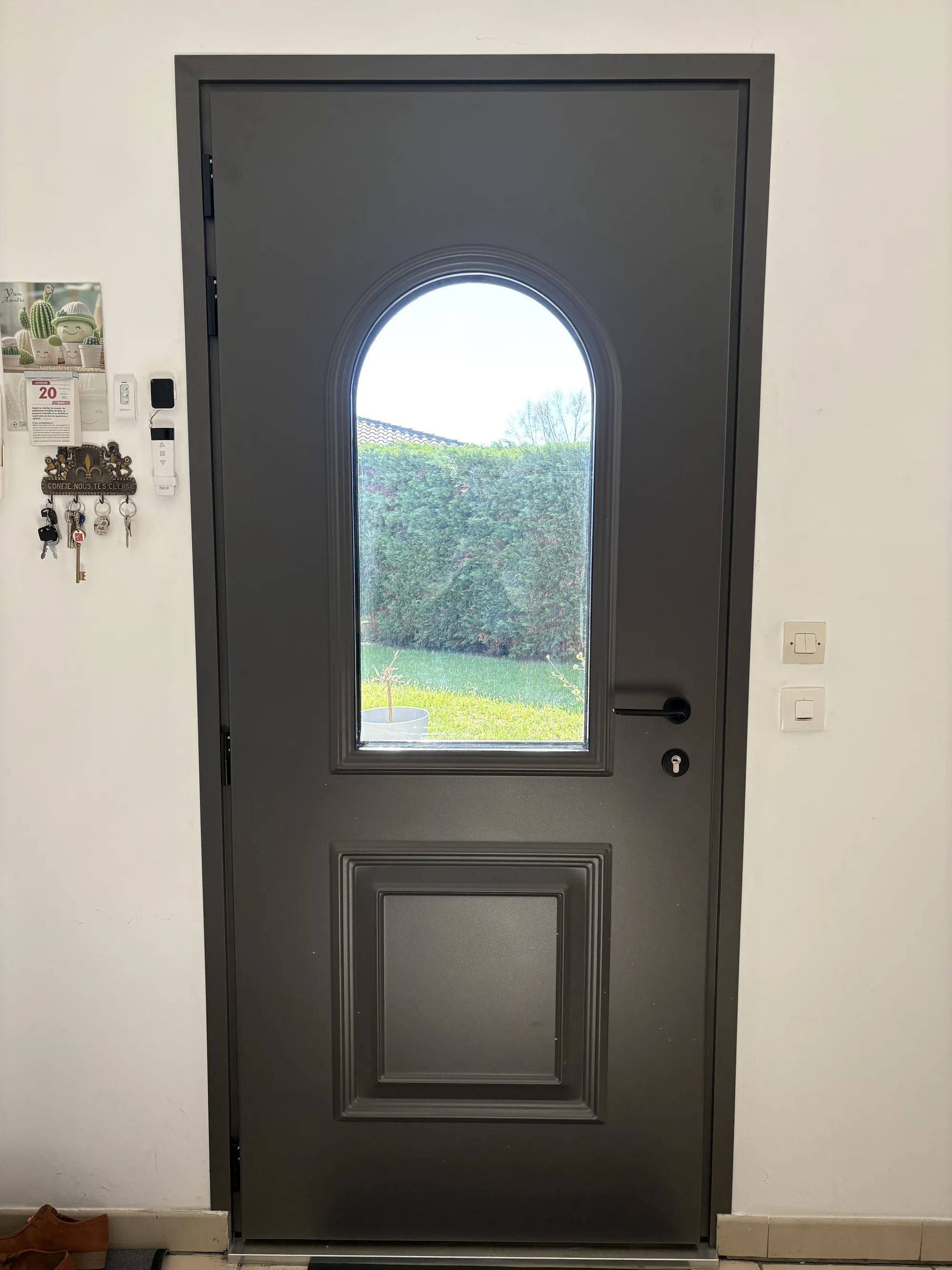 Porte de service aluminium fermée, oculus ovale et panneau plein, assortie à la porte d'entrée