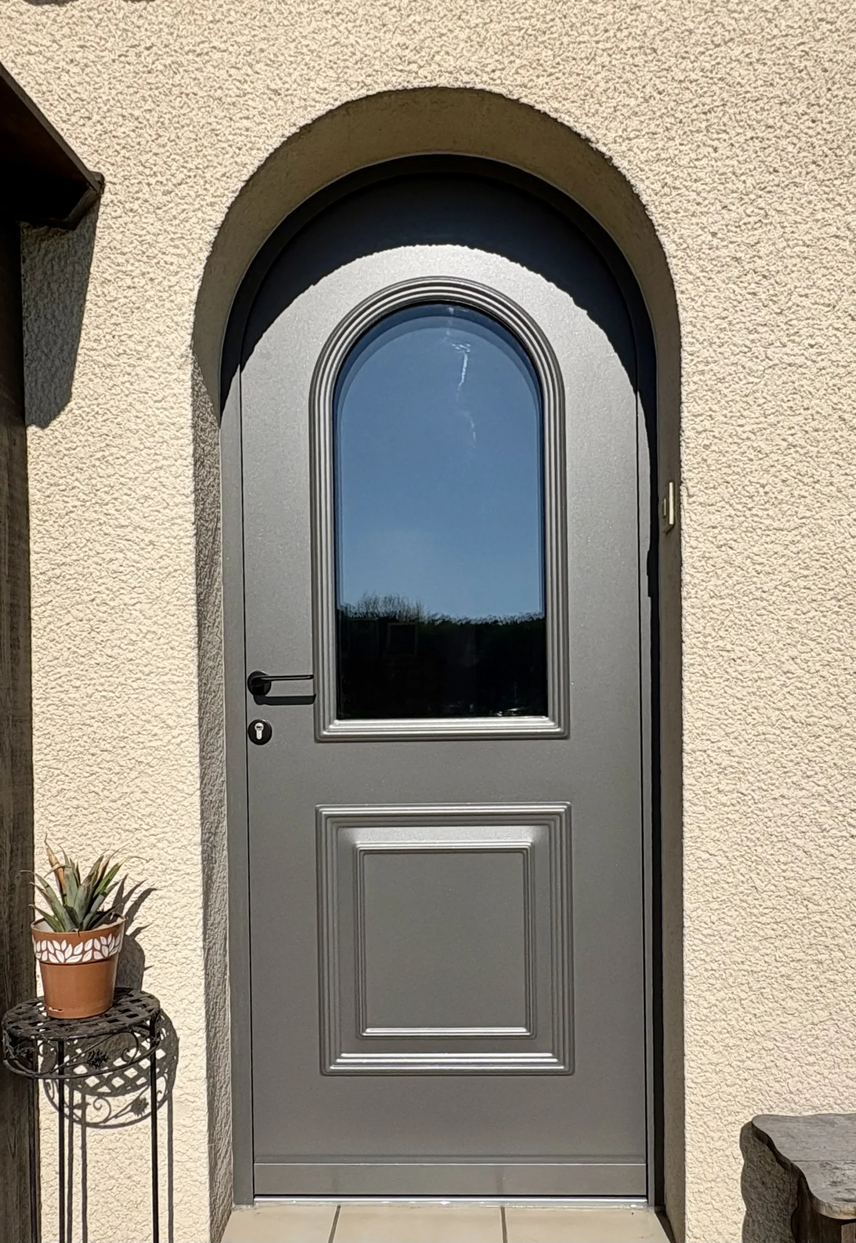 Porte d'entrée aluminium gamme Monalu TOSCANE avec vitrage plein cintre, gris sablé 2900, à Andernos-les-Bains