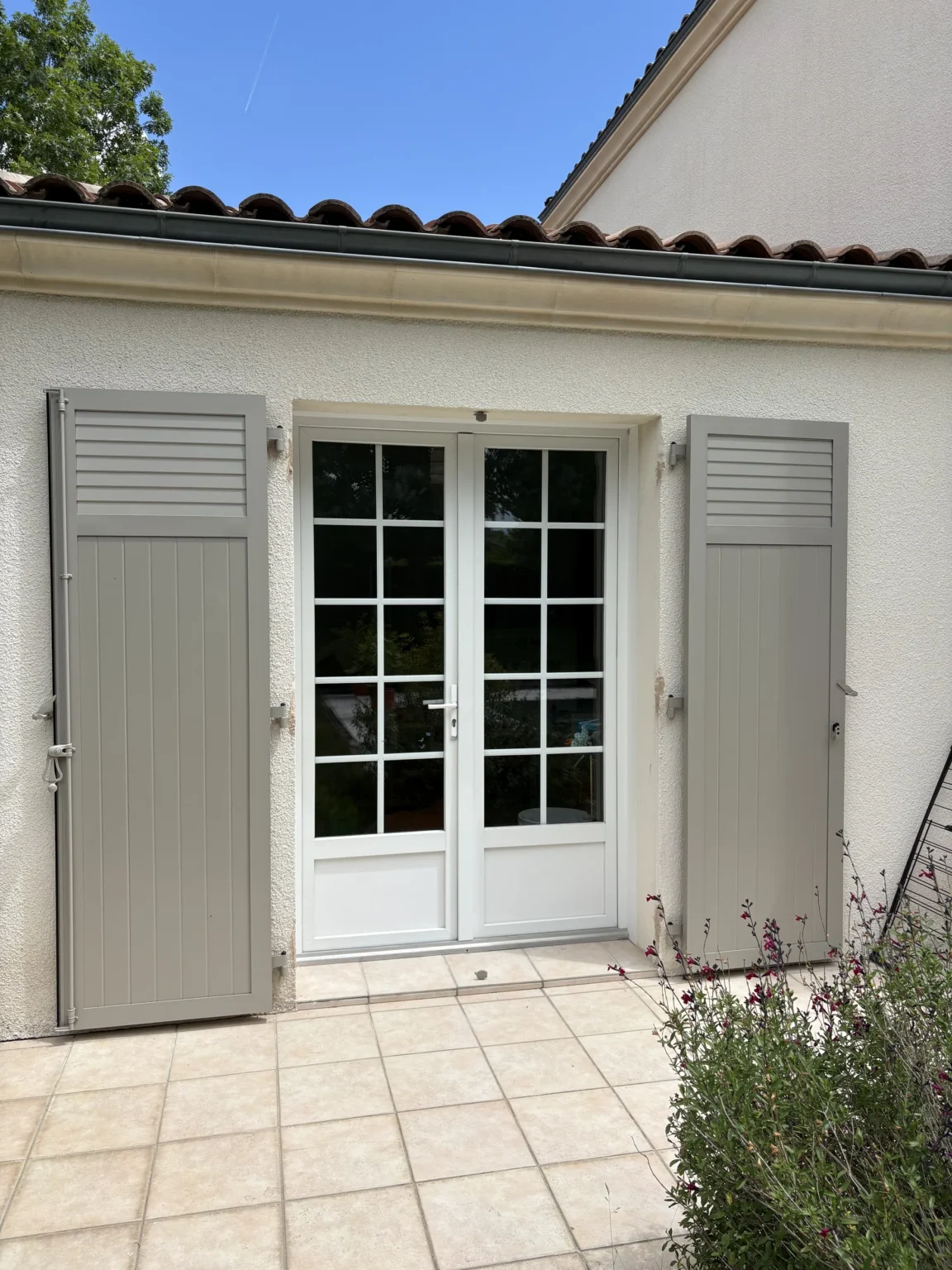 Volets battants aluminium fermés sur la façade côté piscine d'une maison à Gradignan
