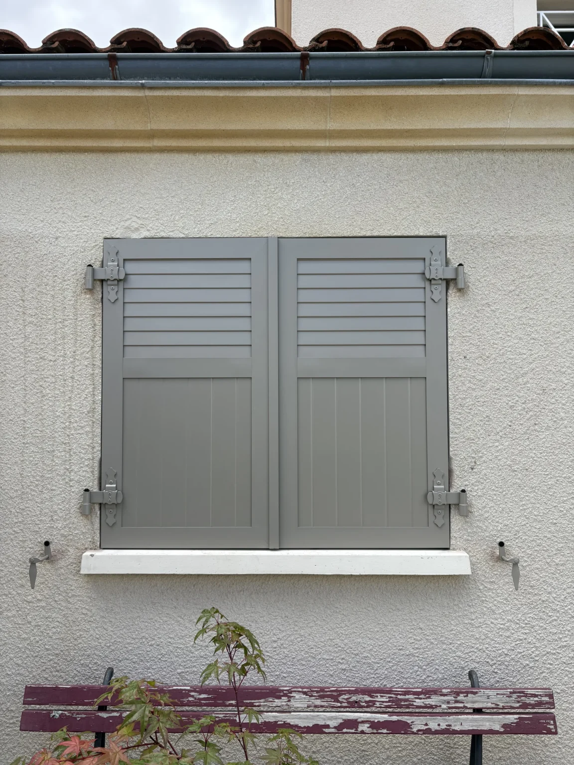 Façade d'une maison à Gradignan avec fenêtres à l'étage équipées de volets battants gris sable