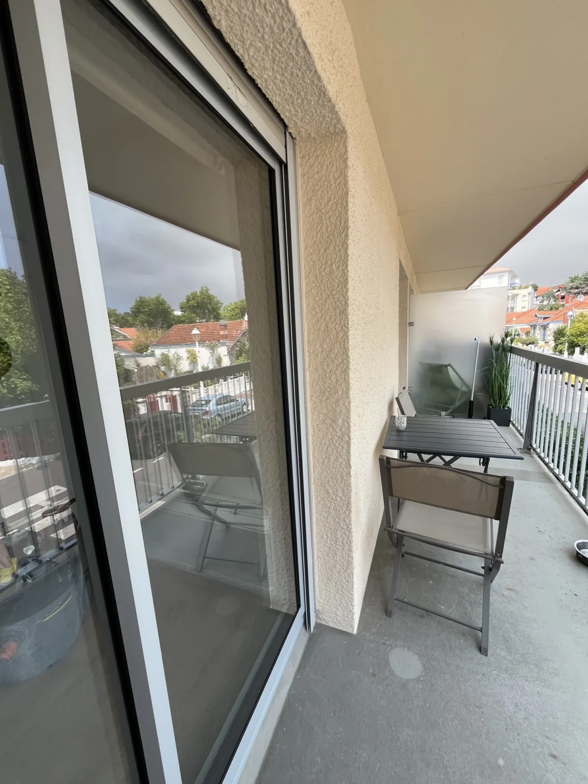 Loggia filante de l’appartement avec vue sur les toits de tuiles d’Arcachon