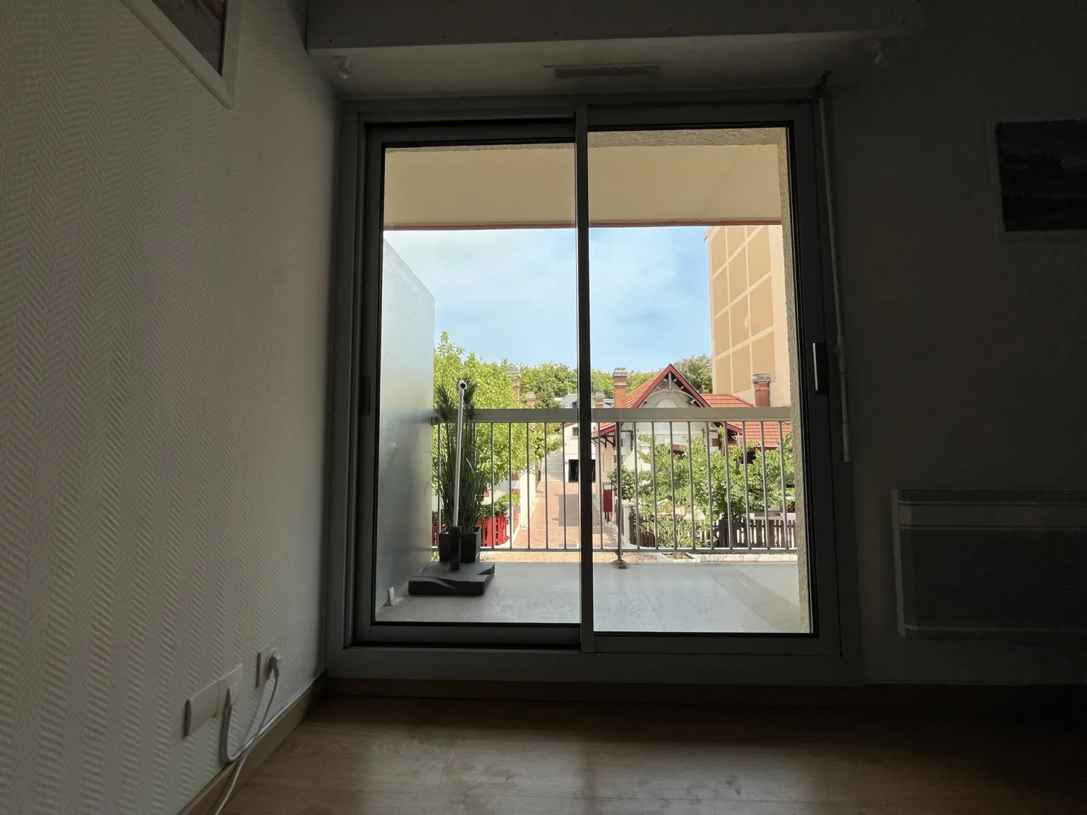 Second coulissant aluminium, châssis plus étroit, dans la pièce voisine