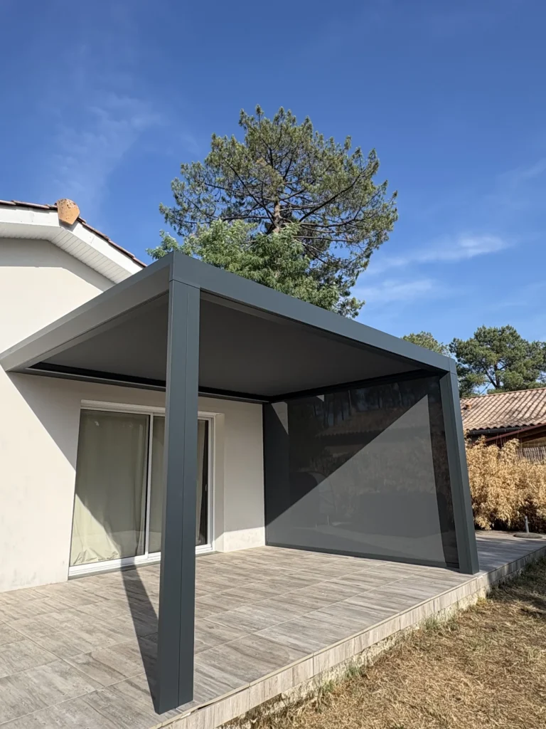 Terrasse ombragée par la toile et protégée du soleil rasant par le store latéral