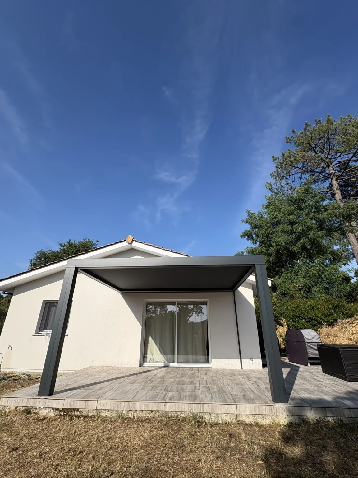 Structure aluminium anthracite de la Pergotoile sous les pins d’Andernos