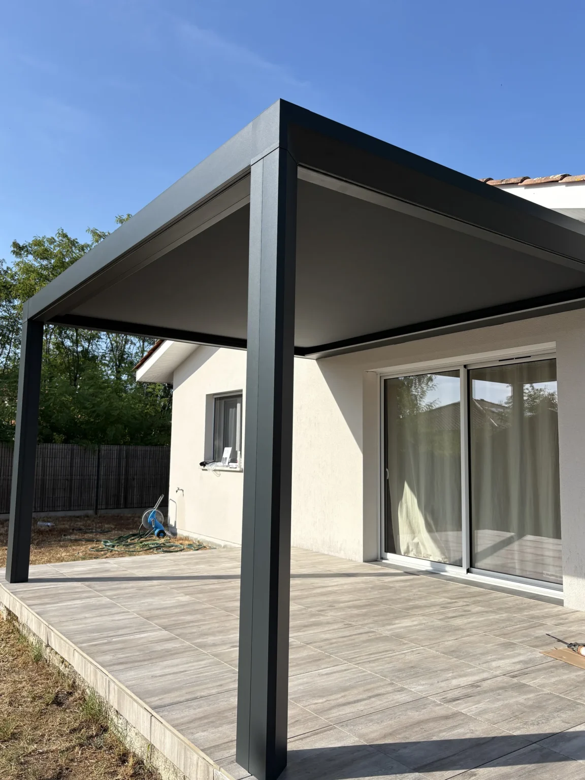 Pergotoile anthracite adossée à une maison d’Andernos-les-Bains, vue d’ensemble