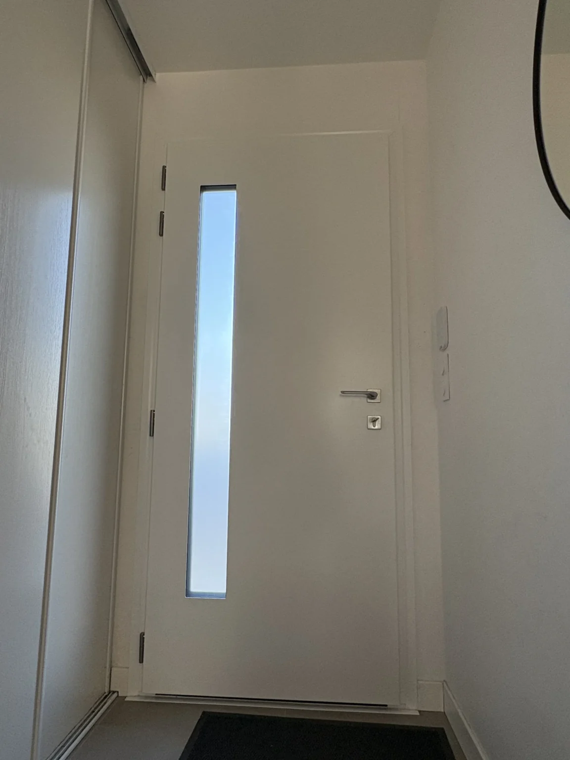 Vue intérieure de l’entrée, bandeau vitré diffusant la lumière du jour