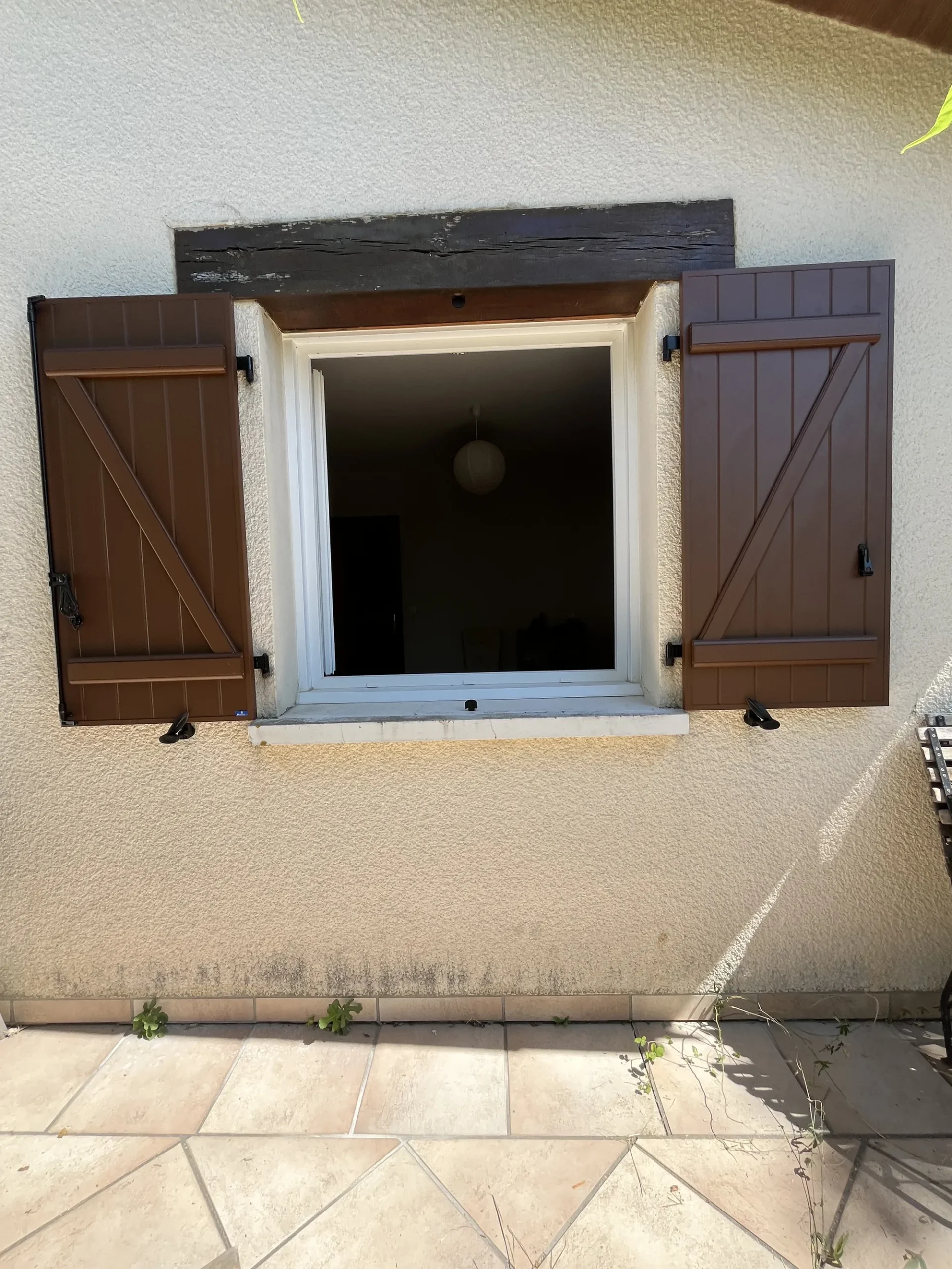 Volets battants aluminium ouverts à Lanton, barre et écharpe visibles côté intérieur
