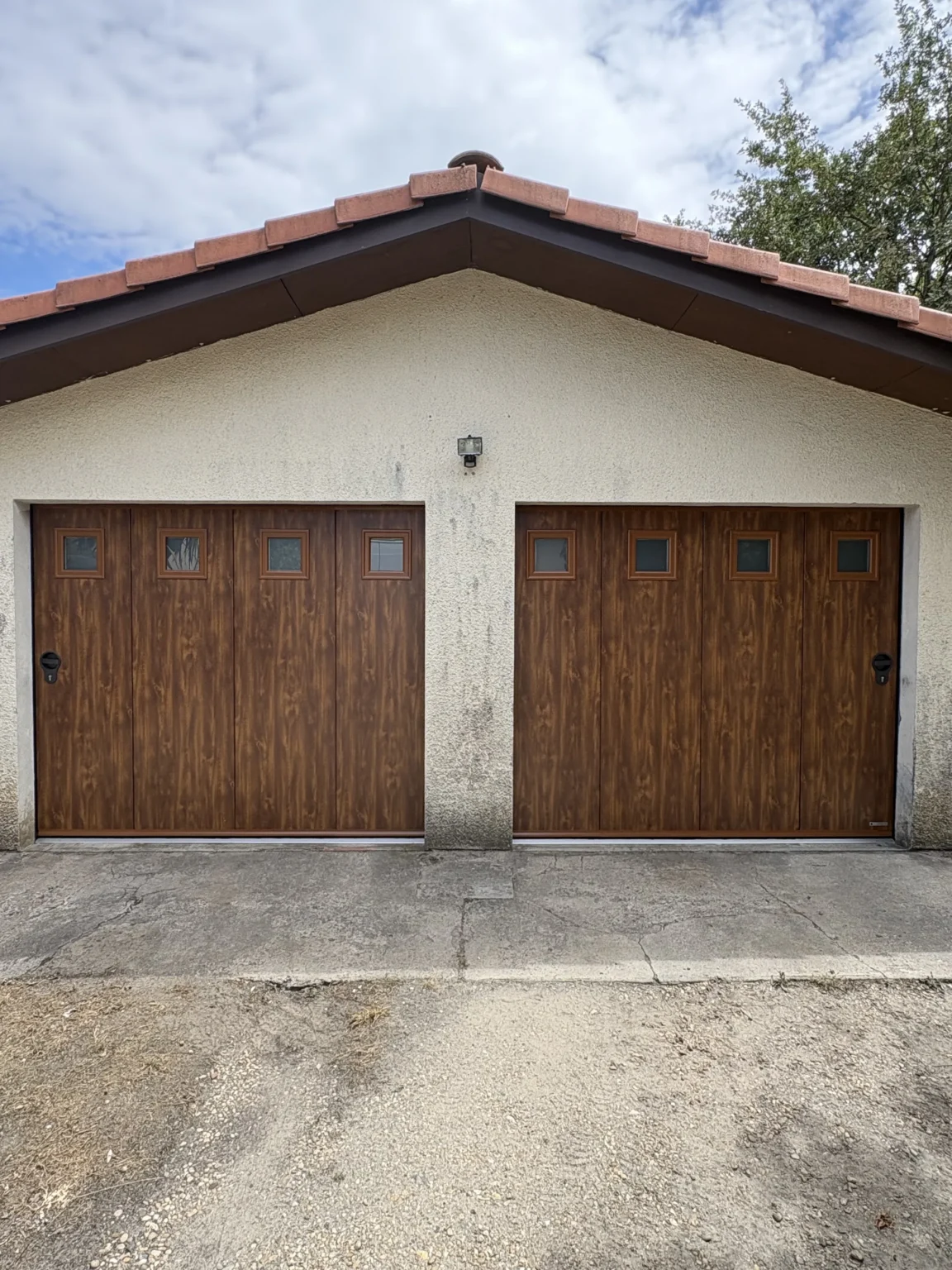 Deux portes de garage sectionnelles Aludoor à ouverture latérale posées à Martignas-sur-Jalles, vue de la façade