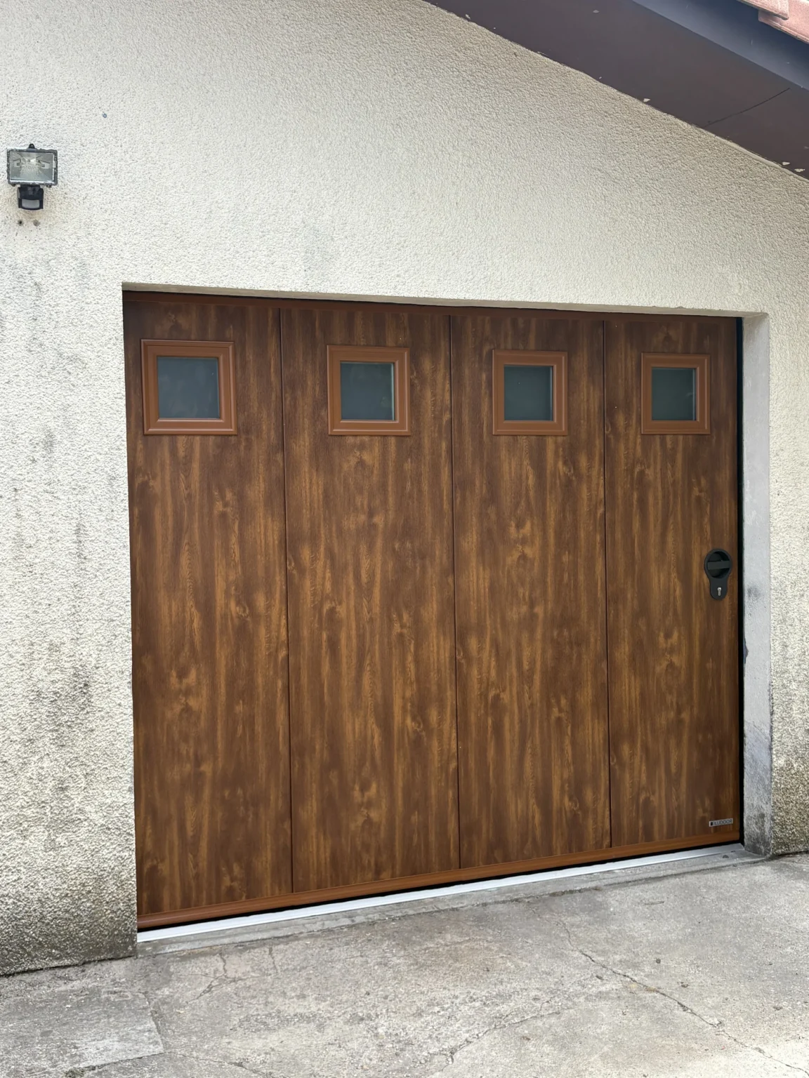 Seconde porte de garage sectionnelle Aludoor avec ses quatre hublots, posée à Martignas-sur-Jalles