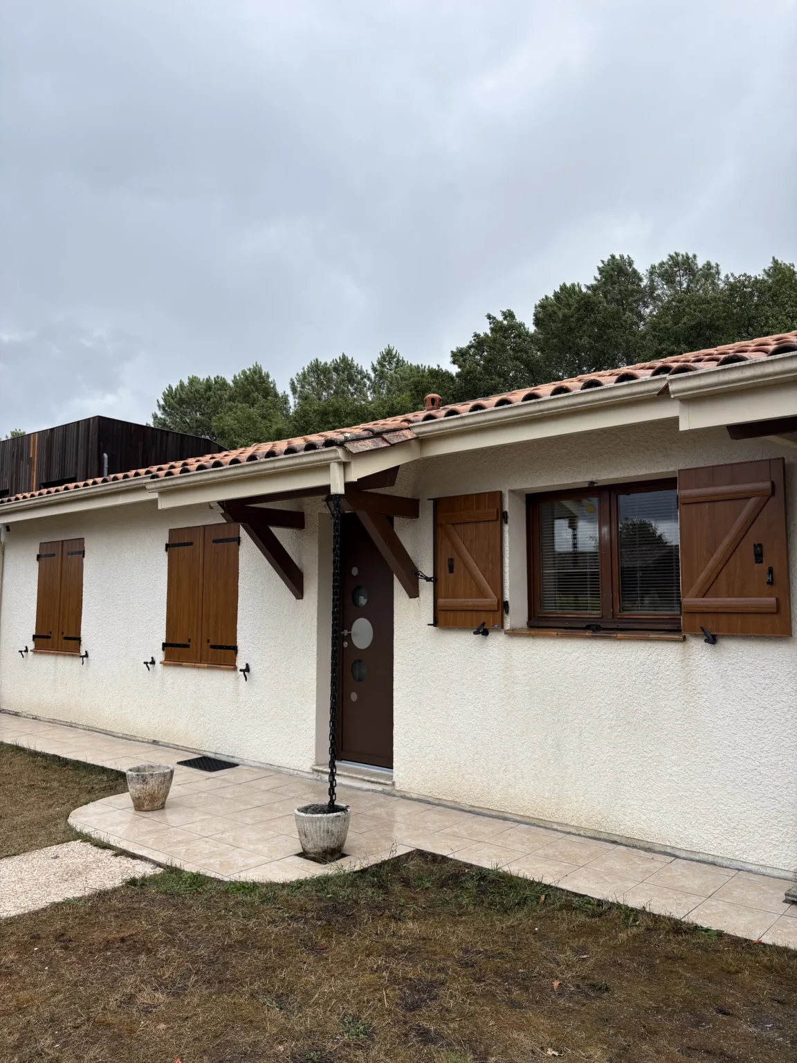 Vue large de la façade avec porte d'entrée BULLE et auvent à poutres, Martignas-sur-Jalles