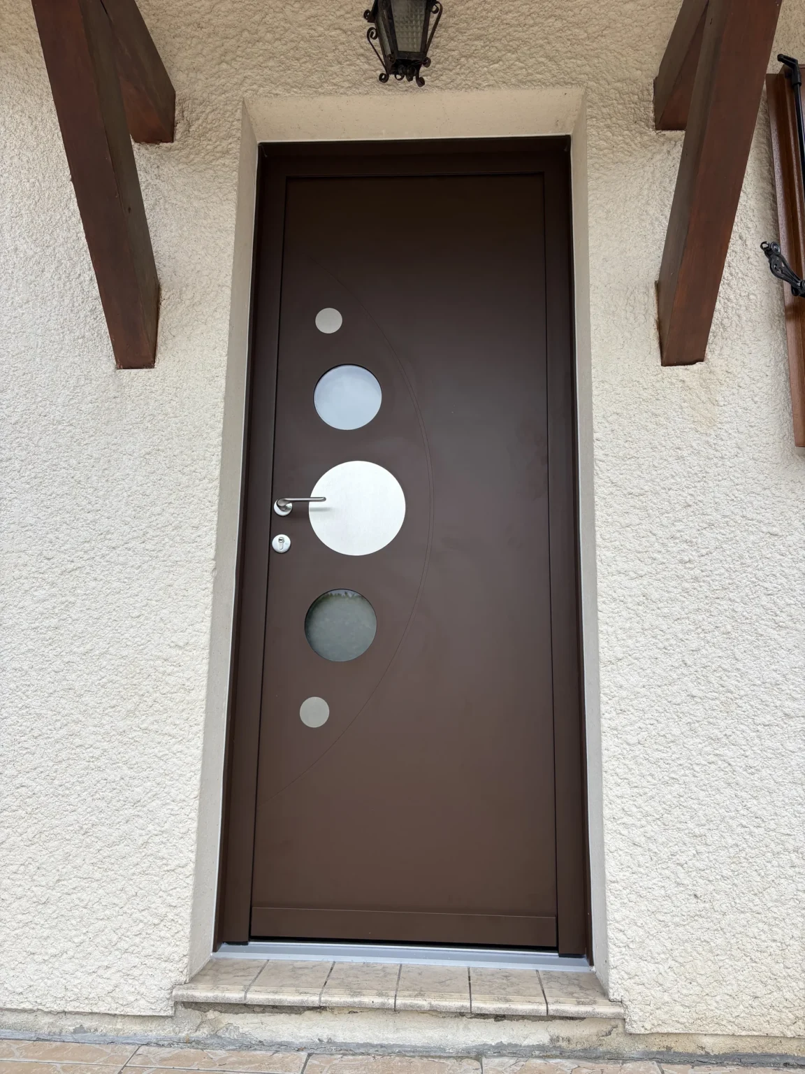 Porte d'entrée aluminium modèle BULLE avec hublots ronds, Martignas-sur-Jalles