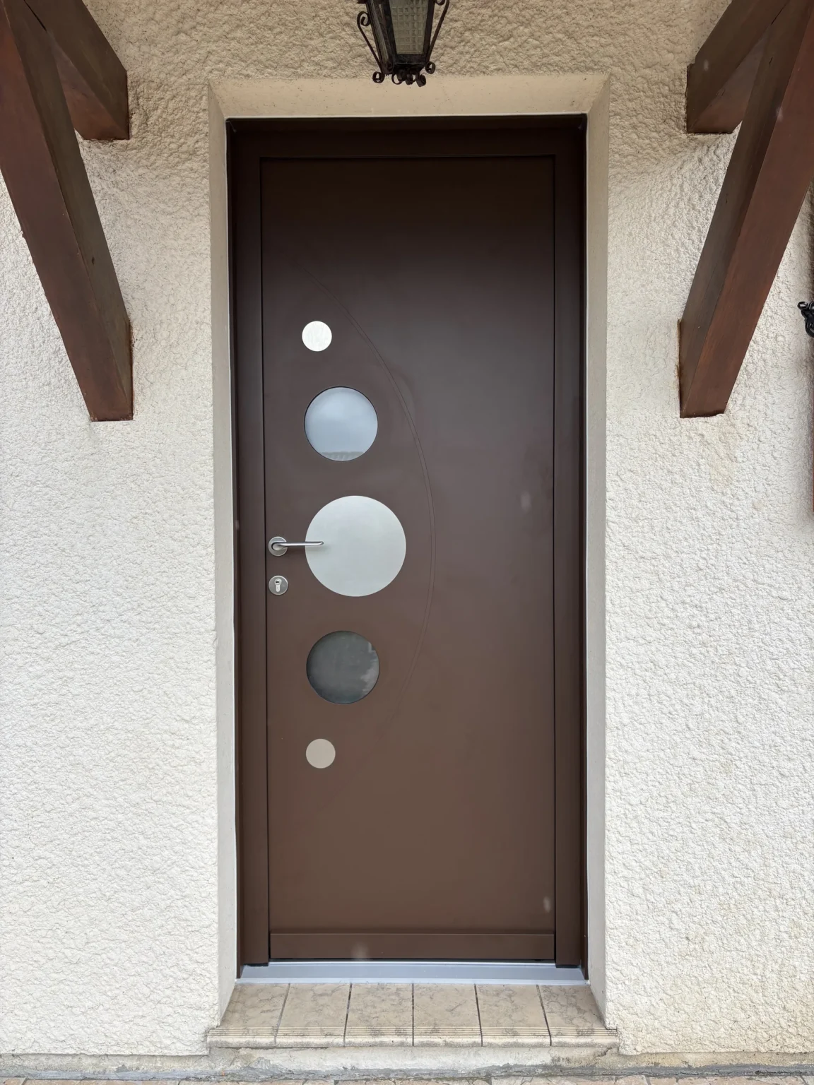 Porte d'entrée aluminium BULLE gamme MONALU posée à Martignas-sur-Jalles