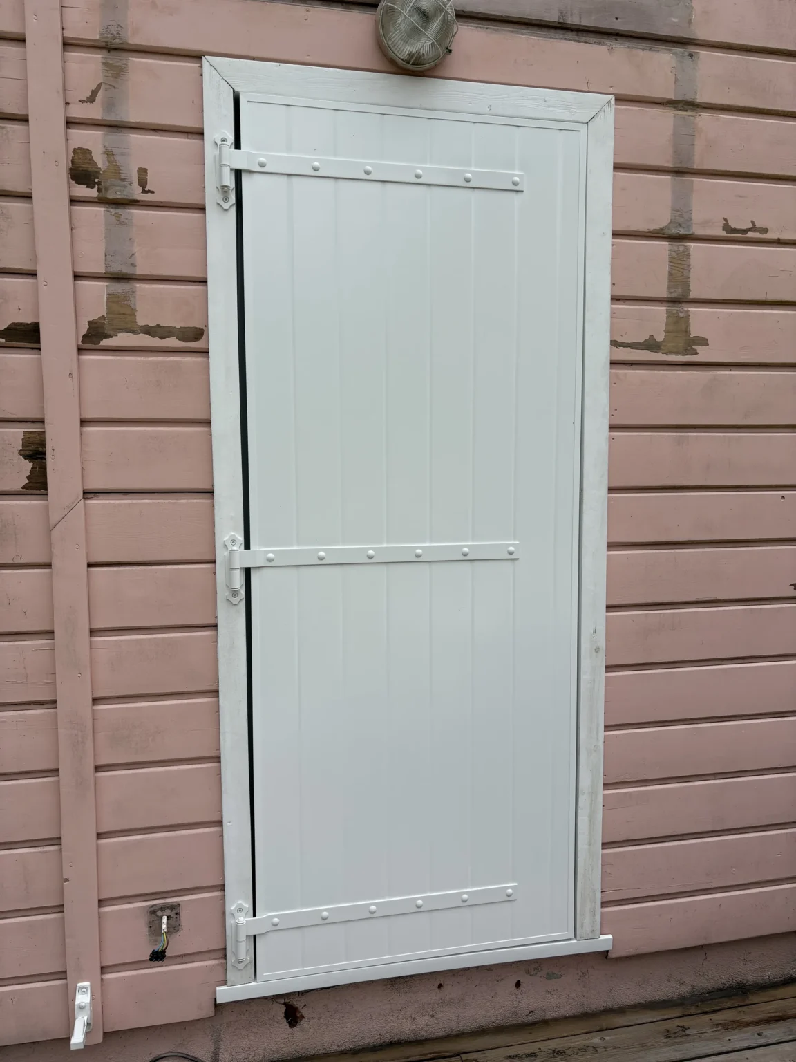Volet battant blanc fermé sur pré-cadre aluminium, maison à Pessac