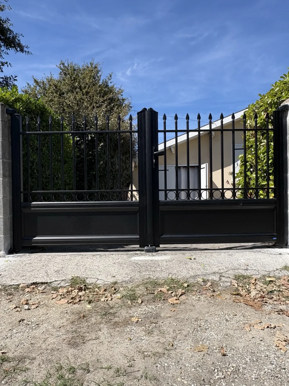 Portail aluminium rétro deux vantaux modèle Cerilly posé entre deux piliers à Andernos-les-Bains