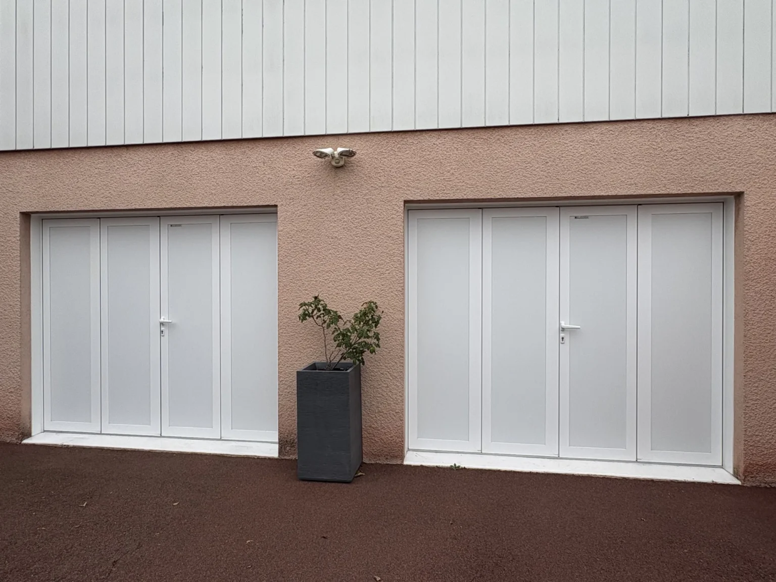 Deux portes de garage battantes 4 vantaux en aluminium blanc posées côte à côte à Saint-Germain-du-Puch