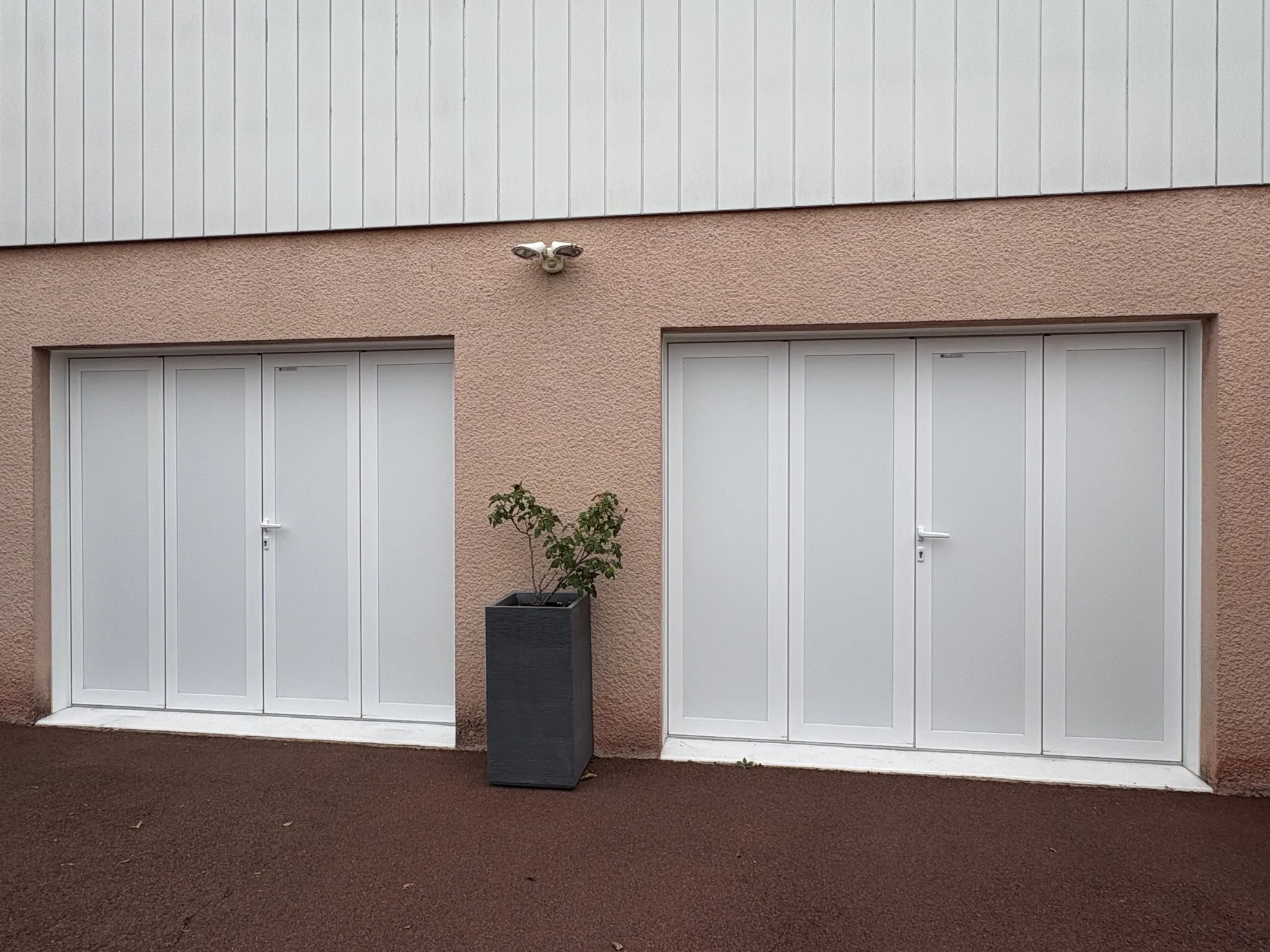 Deux portes de garage battantes 4 vantaux en aluminium blanc posées côte à côte à Saint-Germain-du-Puch